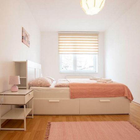 Spacious Apartment In The Old Town Of บราติสลาวา ภายนอก รูปภาพ
