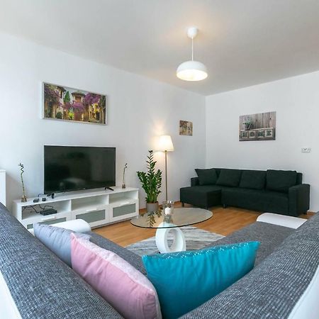 Spacious Apartment In The Old Town Of บราติสลาวา ภายนอก รูปภาพ