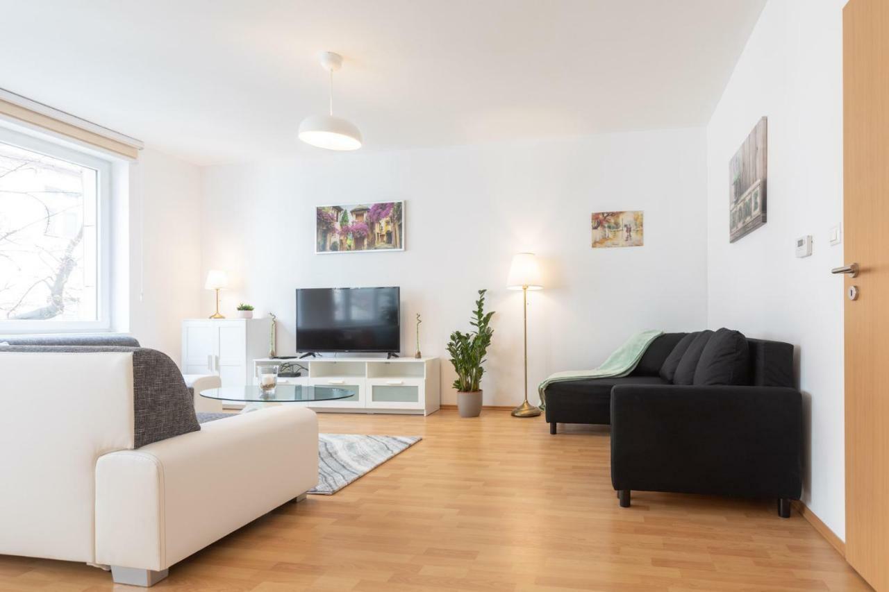 Spacious Apartment In The Old Town Of บราติสลาวา ภายนอก รูปภาพ