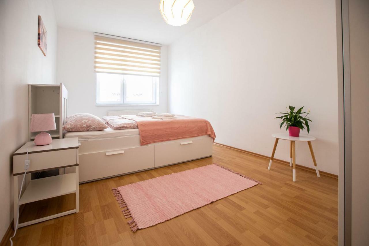 Spacious Apartment In The Old Town Of บราติสลาวา ภายนอก รูปภาพ