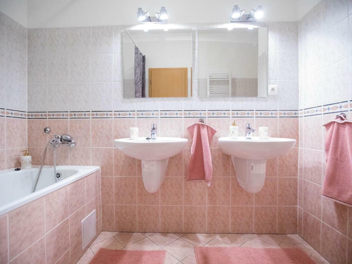 Spacious Apartment In The Old Town Of บราติสลาวา ภายนอก รูปภาพ