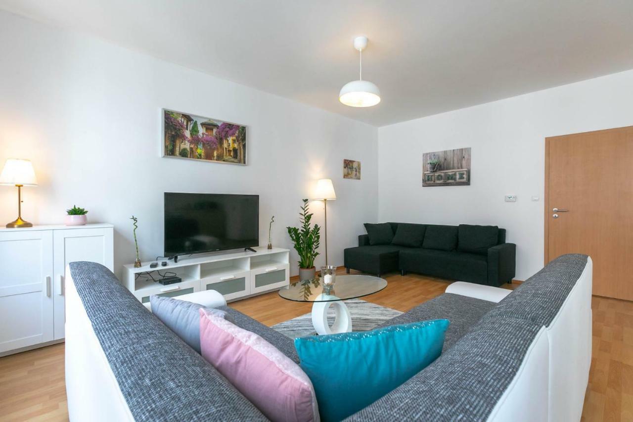 Spacious Apartment In The Old Town Of บราติสลาวา ภายนอก รูปภาพ